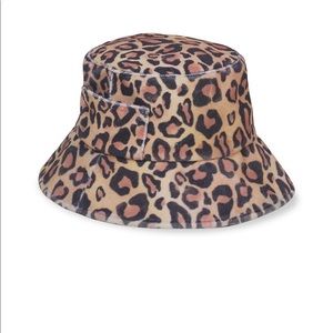 Lack of color leopard bucket hat